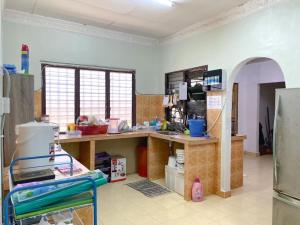 瓜拉丁加奴Family's Homestay的厨房配有柜台和冰箱。