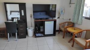 白河宏嶺溫泉山莊的客厅配有平面电视和小冰箱。