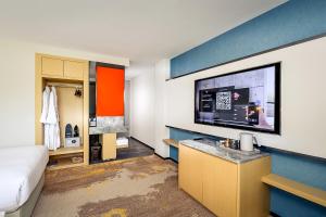 珀斯Aurea Hotel Perth Kings Park的客房设有一张床和一台平面电视。
