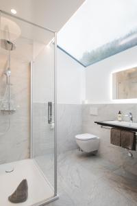 采尔马特贝斯坎普酒店的带淋浴、卫生间和盥洗盆的浴室