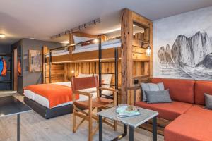 采尔马特贝斯坎普酒店的一间卧室配有双层床和沙发