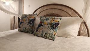 托弗海滩Hakha Beach House的床上有2个枕头
