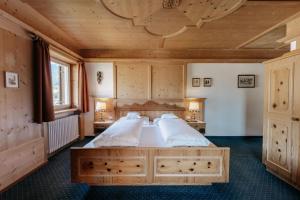奥蒂塞伊普雷达尔酒店的一间卧室设有一张带木制天花板的大床