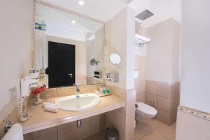 沙姆沙伊赫Sentido Reef Oasis Aqua Park Resort的一间带水槽、卫生间和镜子的浴室