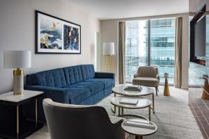 迈阿密迈阿密马奎斯JW万豪酒店的客厅配有蓝色的沙发和桌子