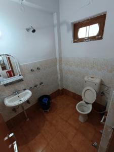 比尔瓦BIR HOTEL的一间带卫生间和水槽的浴室