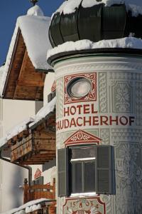 加尔米施-帕滕基兴Hotel Staudacherhof History & Lifestyle的上面有雪的建筑