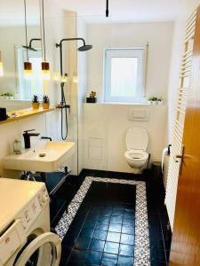普福尔茨海姆Sonniges Apartment in ruhiger und zentraler Lage的一间带卫生间、水槽和窗户的浴室