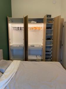 LubbeekLuxury & cozy apartment的一间卧室配有带一张床的开放式衣柜