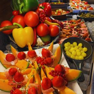 Altes Pfarrhaus的自助餐,包括水果和蔬菜