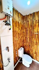 塞亚特New DGYP Ciater Resort的一间带卫生间和木墙的浴室
