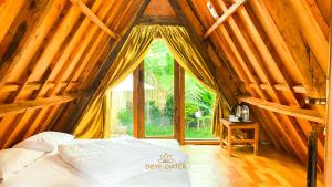 塞亚特New DGYP Ciater Resort的木制帐篷内一间卧室(带一张床)