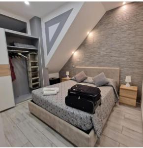 洛卡卢美拉CASETTA DEL SARACENO的一间卧室,床上放着手提箱