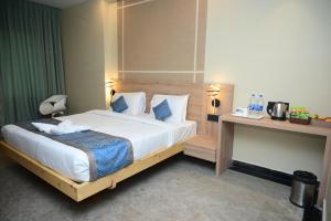 普里Pipul Ocean View Resort的一间卧室,卧室内配有一张大床