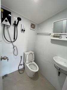 坤敬Piyaporn Guesthouse的带淋浴、卫生间和盥洗盆的浴室