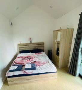 坤敬Piyaporn Guesthouse的一间卧室配有一张床和一个木制橱柜