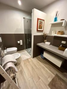 维罗纳Appartamento La Corte Verona的一间带卫生间和淋浴的浴室