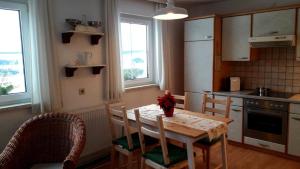 Ferienhaus Plessberg的厨房配有木桌、椅子、桌子和桌椅