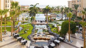 赫尔格达托皮特萨赫尔哈希什酒店的享有度假村的空中景致,设有游泳池和棕榈树