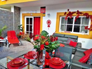卡勒达德福斯特Casa MACON RED的客厅配有沙发和鲜花桌