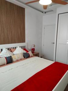 卡勒达德福斯特Casa MACON RED的一间卧室配有一张带红色毯子的大床