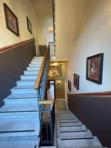 比萨Villa Tower Inn的蓝色楼梯建筑中的楼梯