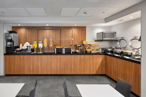 特皮克City Express by Marriott Tepic的厨房配有带食品和电器的柜台