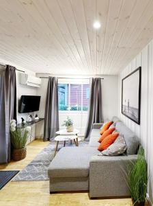 斯塔德Ystad Holiday Houses的客厅配有沙发和桌子
