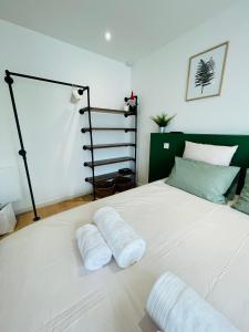米卢斯Appartement centre historique的一间卧室配有一张带两个枕头的床