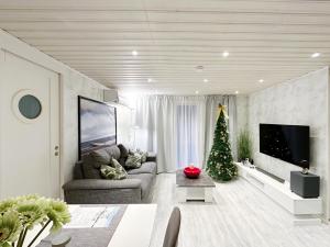 斯塔德Ystad Holiday Houses的客厅配有圣诞树和沙发