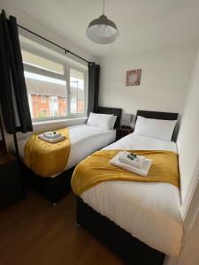 南安普敦St Denys 2 bedroom flat, Convenient location next to station, Great for contractors的带窗户的客房内的两张床