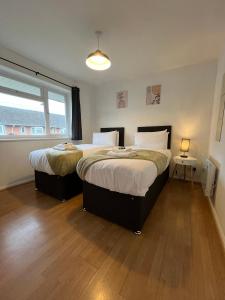 南安普敦St Denys 2 bedroom flat, Convenient location next to station, Great for contractors的一间卧室设有两张床和窗户。