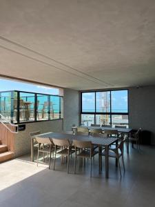 马塞约Novíssimo, 500m Praia, Garagem, Vista - Luzes do Arrebol的用餐室设有桌椅和窗户。