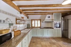MontecristoCan Valencià的厨房配有白色橱柜和台面