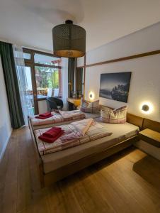 施卢赫湖Ferienwohnung Schwarzwaldlust的一间卧室设有两张床和大窗户
