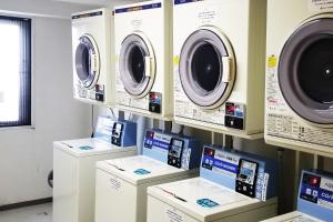 新泻新泻乡村酒店的洗衣房配有4台洗衣机