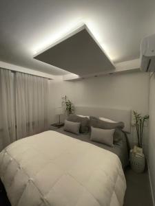 埃斯特角城Apartamento en Edificio YOO Punta del Este的卧室配有一张白色大床