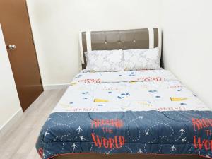 峇株巴辖UG Homestay BP - Netflix & 4 Air-Con Rooms的一间卧室配有一张床和被子