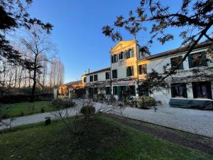 Lancenigo格拉代尼戈别墅旅馆的一座白色的大建筑,前面有一个院子