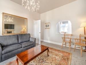 滕比Beaufort Apartment的客厅配有沙发和桌子