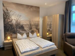 博尔库姆Pension Haus Beckmann的一间卧室配有一张壁画床
