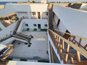 达哈布Al Deira Dahab Residence的享有带楼梯的建筑和大楼的正面景致
