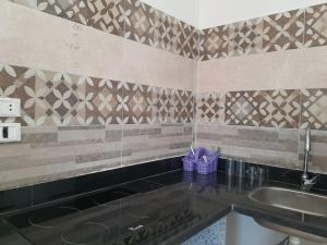 达哈布Al Deira Dahab Residence的厨房配有水槽和台面