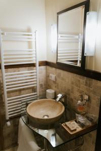 锡吉什瓦拉福尼斯精品旅馆的一间带木制水槽和镜子的浴室