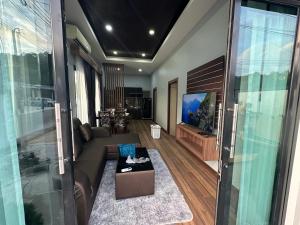 班奥南矛Luxury Private Pool Villa-Ao Nang Krabi 2的带沙发和电视的客厅