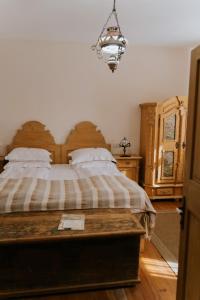 锡吉什瓦拉福尼斯精品旅馆的一间卧室配有一张大床和木制床头板