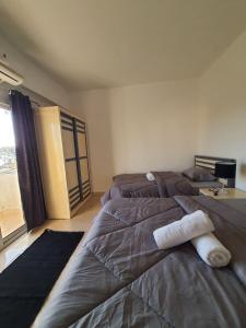 达哈布Al Deira Dahab Residence的一间卧室设有一张大床和一个窗户。