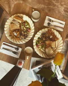 花莲市木民宿的木桌上两盘食物
