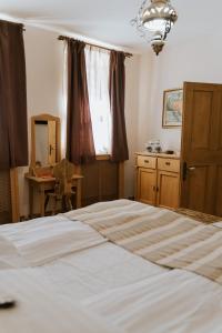 锡吉什瓦拉福尼斯精品旅馆的一间卧室配有一张床、镜子和窗户