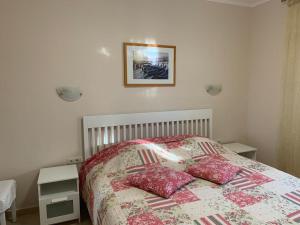 莱斯卡拉Casa Montgò的一间卧室配有一张带两个枕头的床
